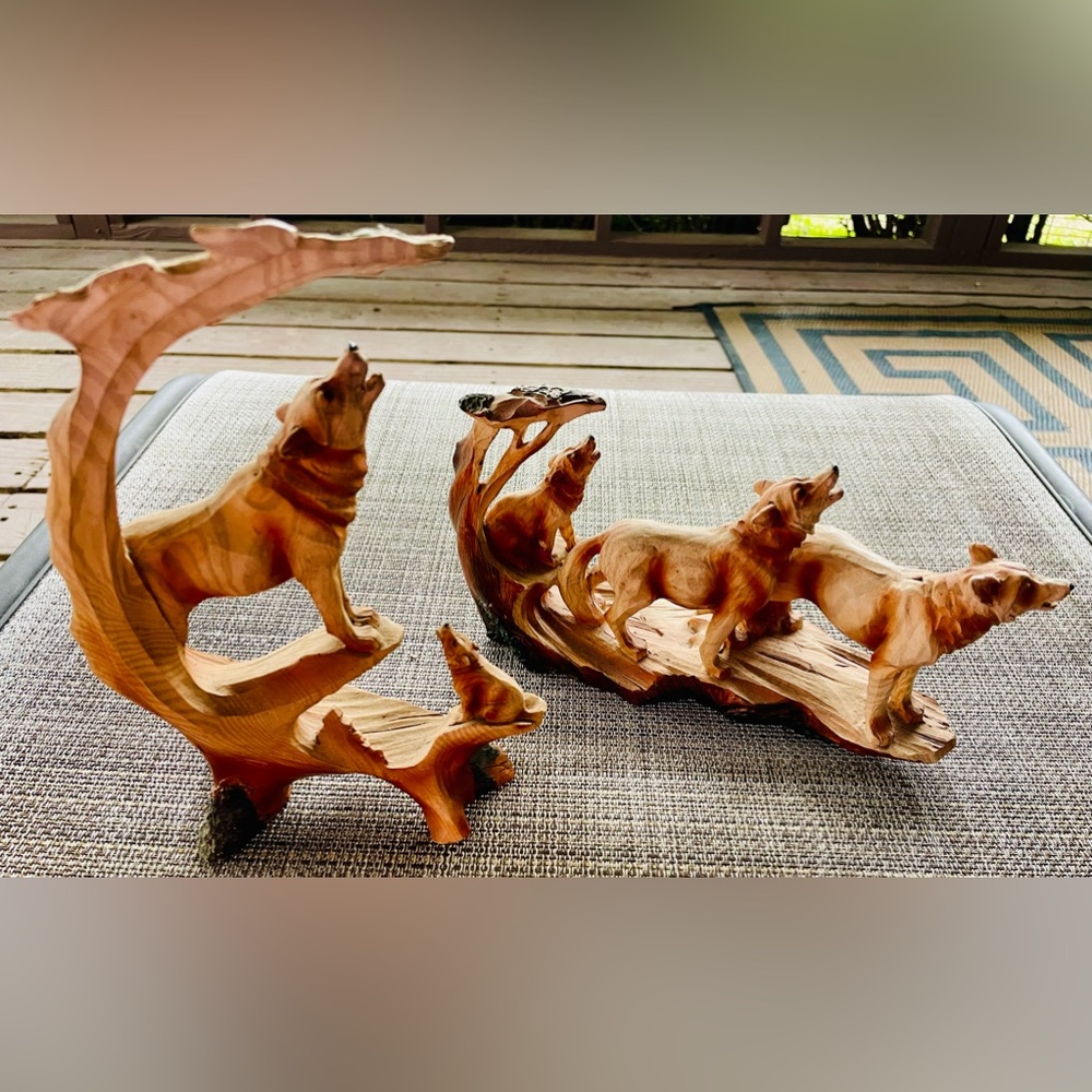 2 Carved Wolf Statues 🐺